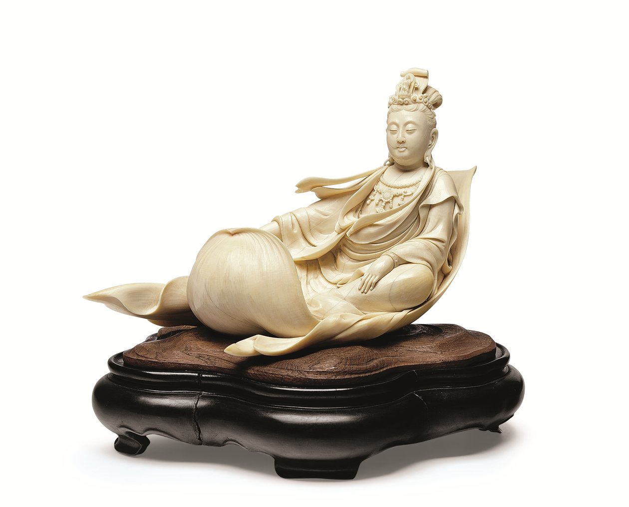 Uma talha de marfim de Kannon flutuando sobre uma folha de lótus, período Meiji, final do século XIX (marfim com suporte de madeira) de Ishikawa Komei