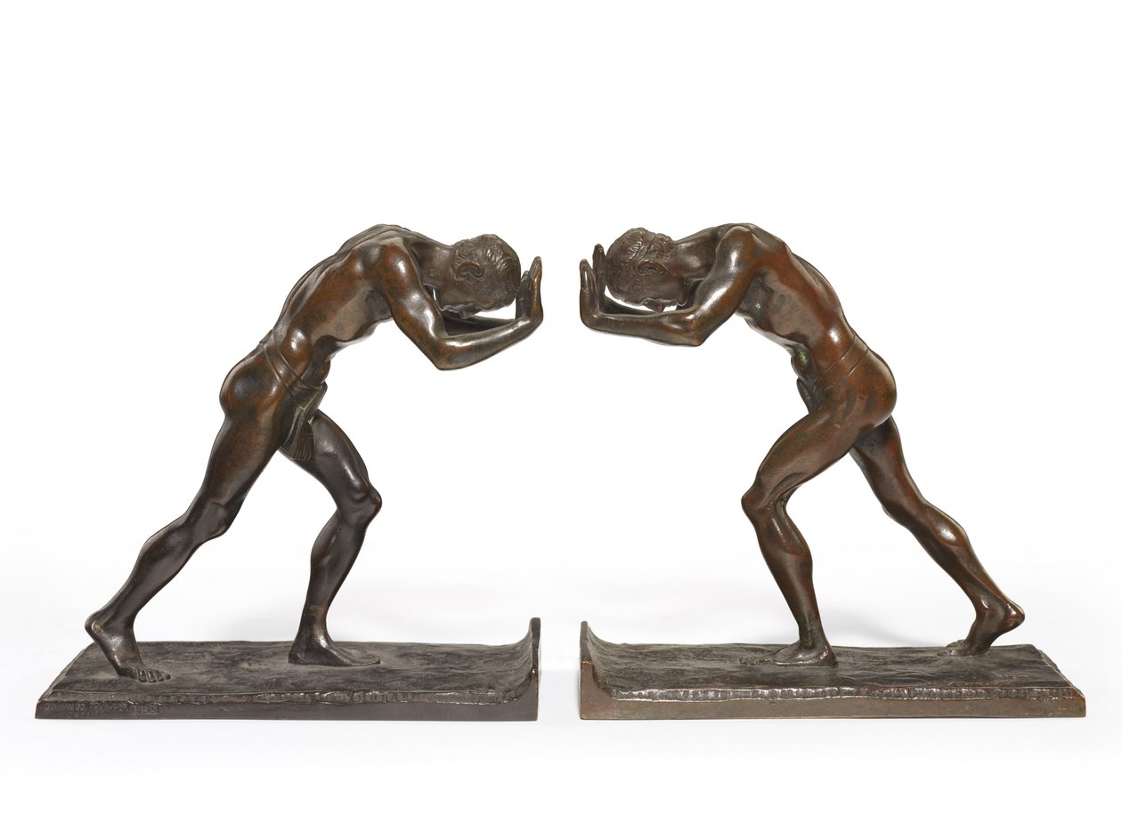 Pushing Men &39;, um par de suportes para livros (bronze com pátina marrom) de Isidore Konti