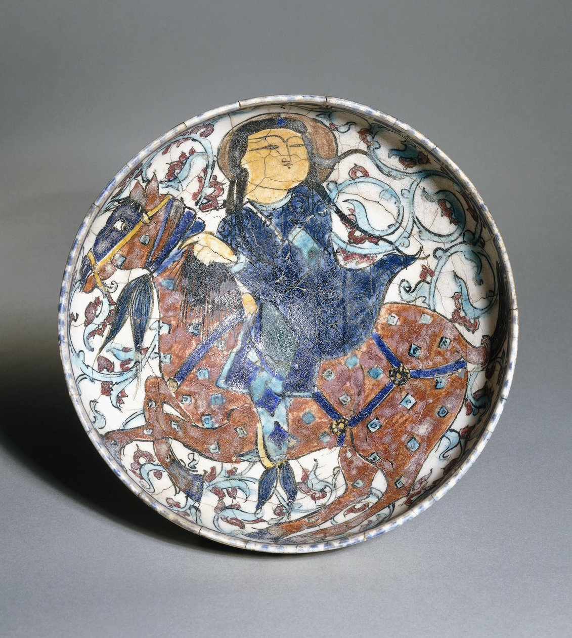 Uma tigela de mina "i representando um cavaleiro montado rodeado por um desenho floral, c.1200 de Islamic School