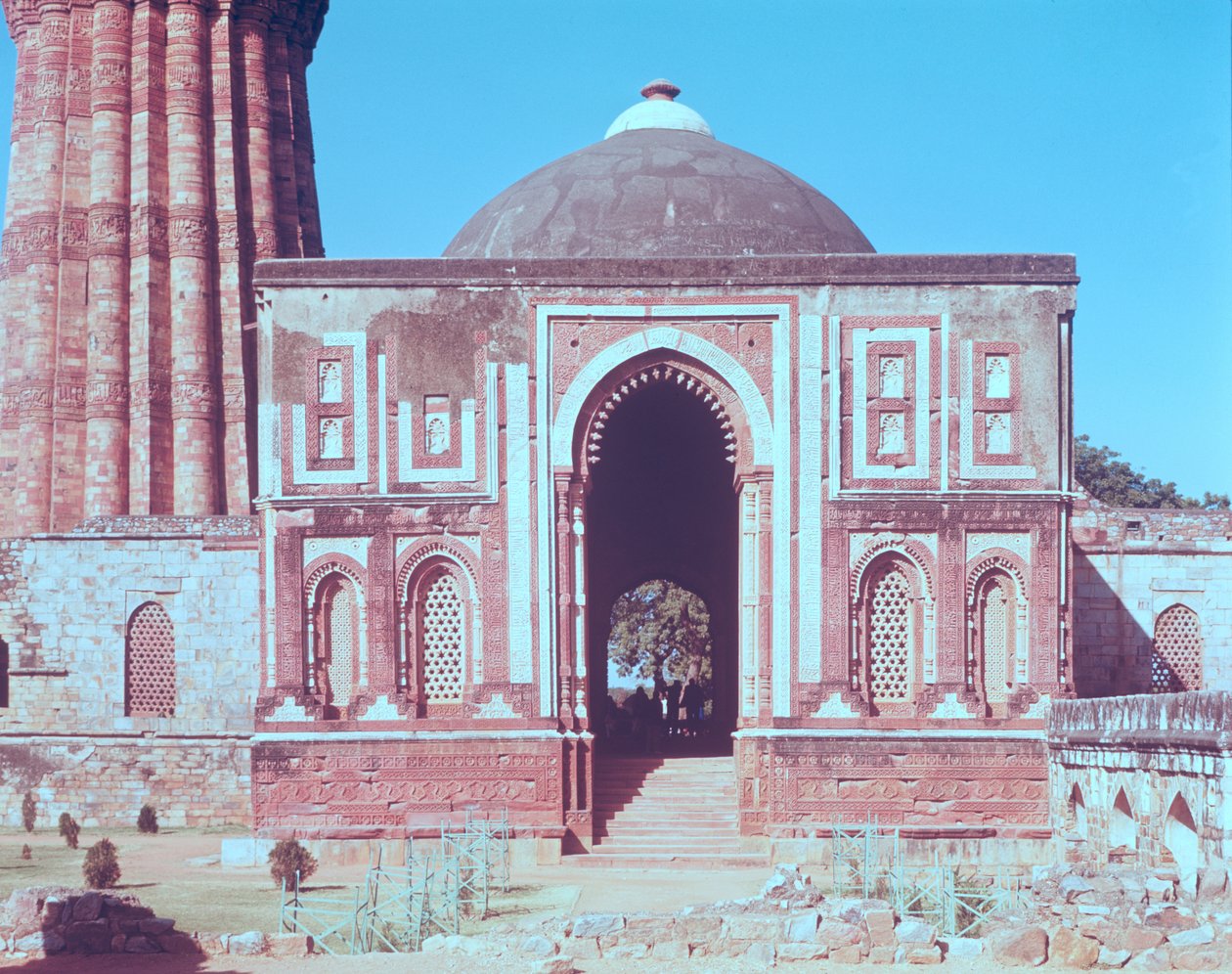 Alai Darwaza, construído por Ala-ud-Din Khalji, 1311 de Islamic School