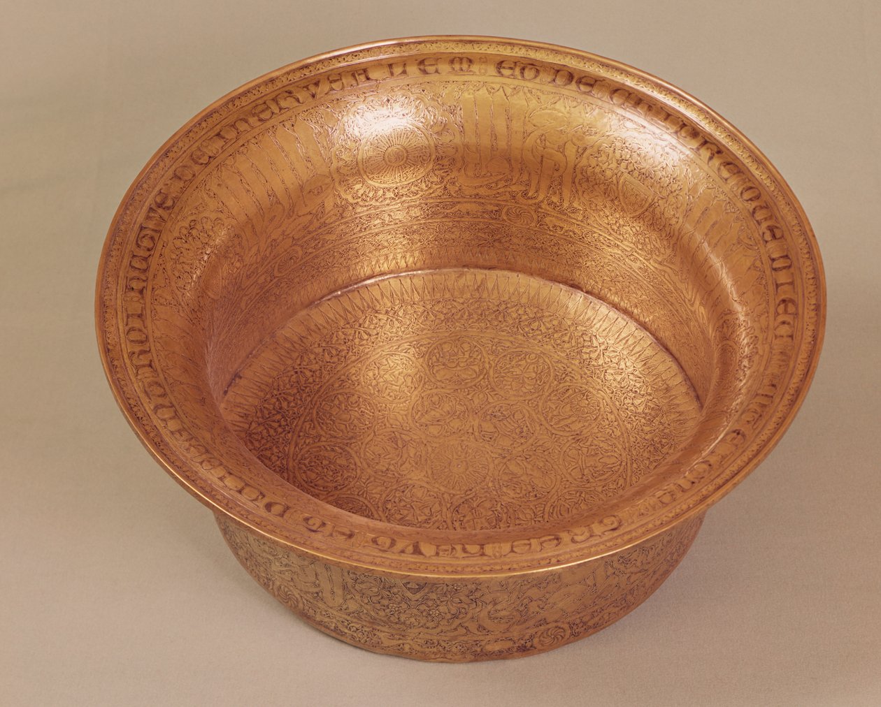 Bacia decorada com padrões geométricos, animais e roteiro, feita para Hugh IV de Lusignan (1299-1359) Rei de Chipre, Egípcio ou Sírio (cobre e prata martelado) (ver também 69540) de Islamic School