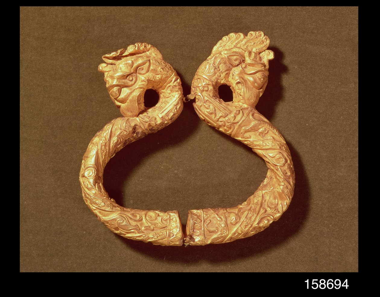 Pulseira com duas cabeças de monstro, do século 14 ao 15 (madeira) de Islamic School