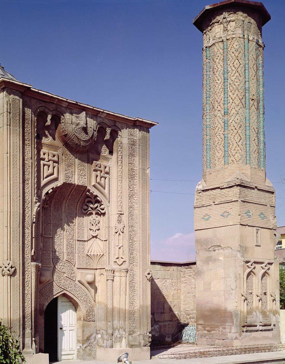 Portal de entrada e minarete, construído c.1260-65 (foto) de Islamic School