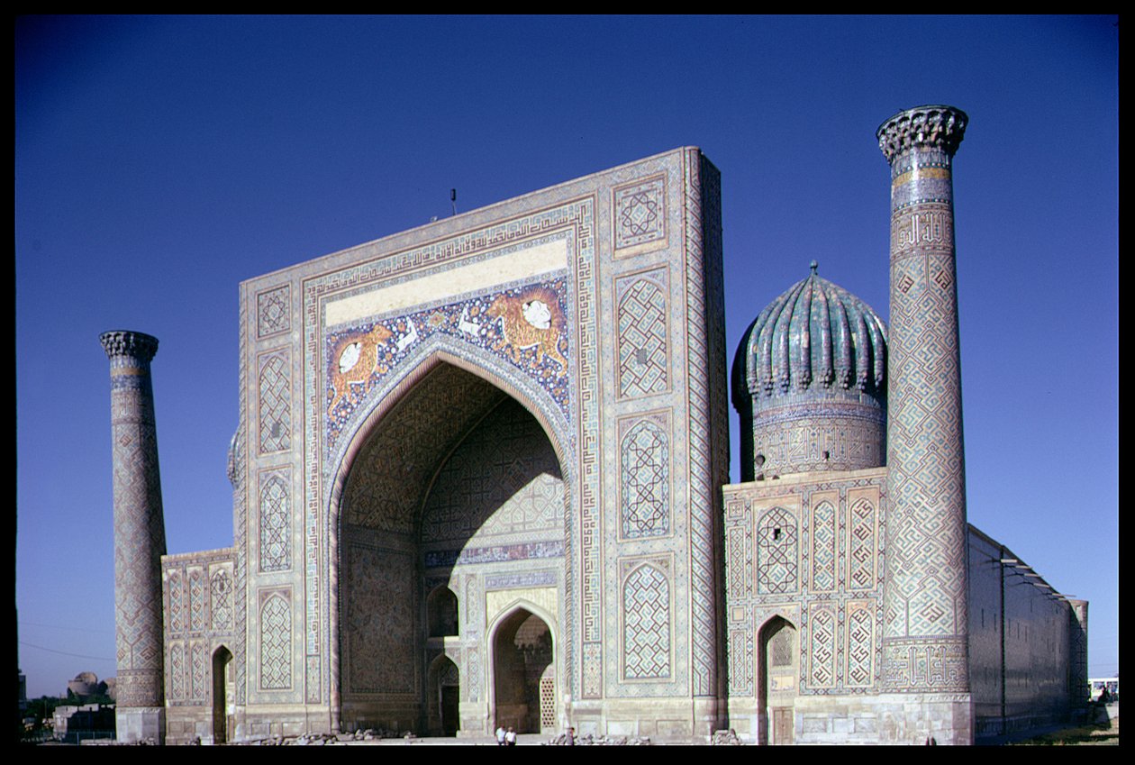 Fachada da Madrasa Shirdar, período Timurid, Praça Rigestan, c.1619-35 de Islamic School