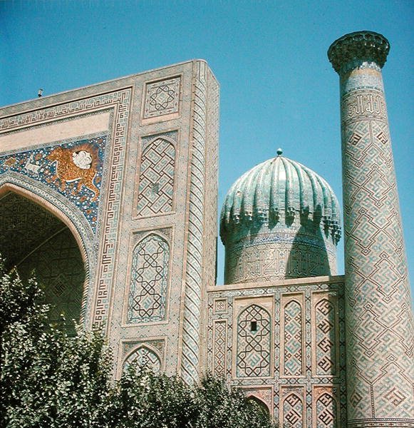 Fachada da Madrasa Shirdar, período Timurid, Praça Rigestan, c.1619-35 de Islamic School