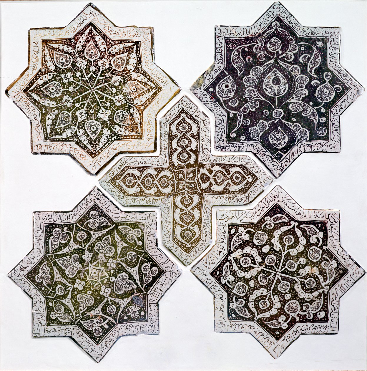 Cinco telhas, Kashan, Irã (pedra-colar decorada em brilho marrom dourado) de Islamic School