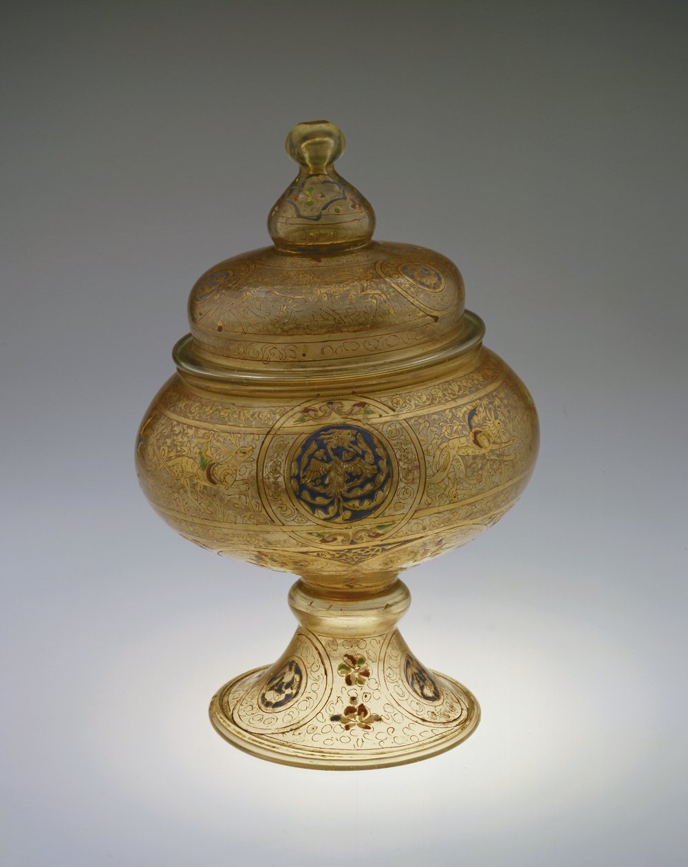 Bacia com tampa, dinastia mameluca (vidro com decoração dourada e esmaltada) de Islamic School
