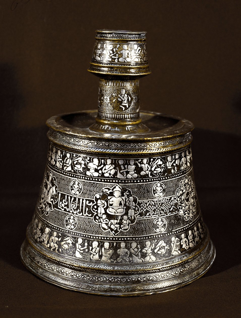 Arte Islâmica: candelabro de prata e cobre do século XIII. Cairo, Museu de Arte Islâmica de Islamic School
