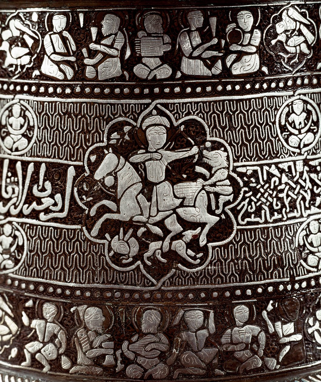 Arte islâmica: Candelabro de prata e cobre do século XIII. Um cavaleiro com um arco é representado no objecto. Cairo, Museu de Arte Islâmica de Islamic School