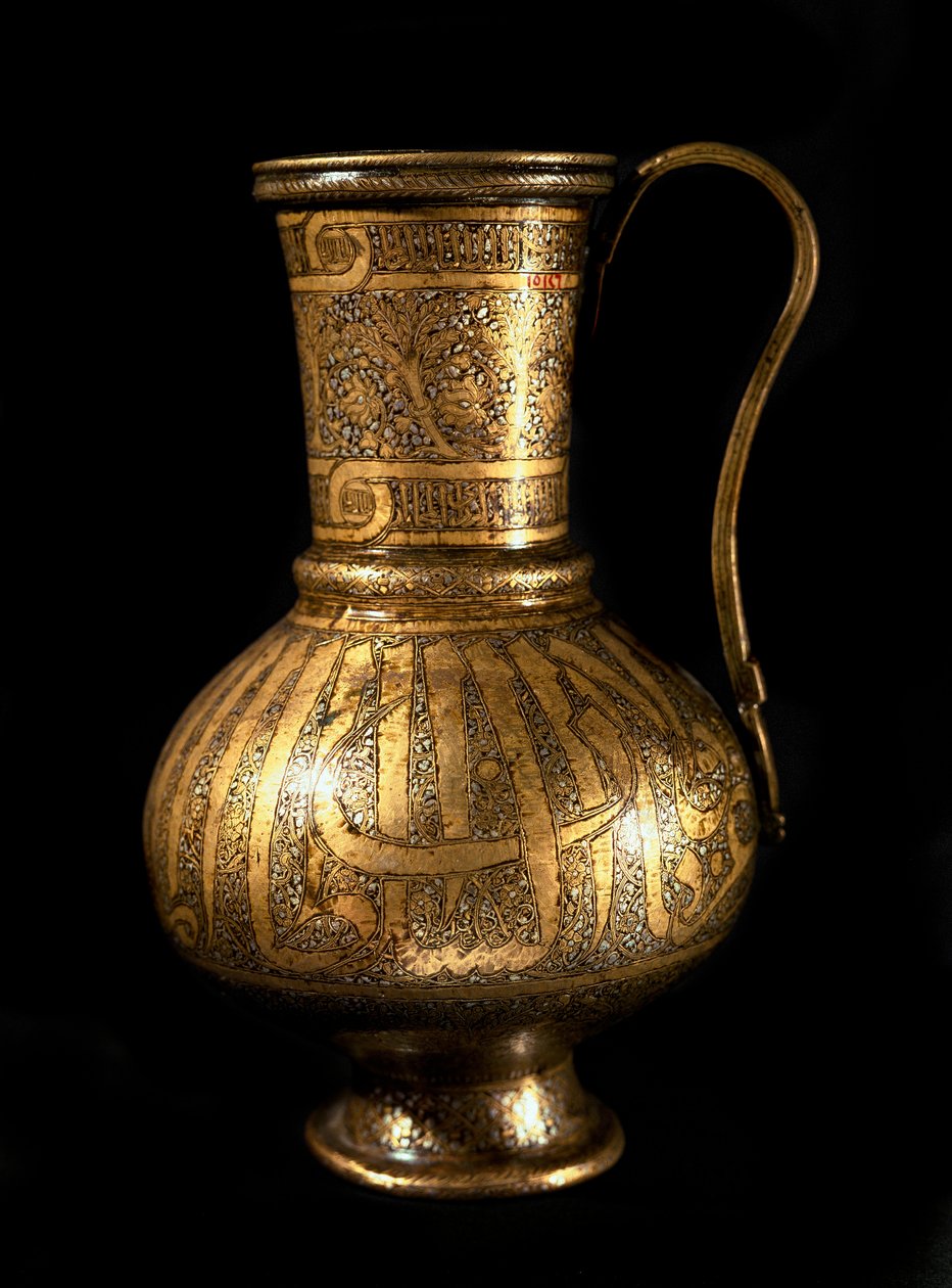 Arte Islâmica: caraffe com incrustação de prata e escrita em árabe. Artesanato Mamluk do século XIV. Cairo, Museu de Arte Islâmica de Islamic School
