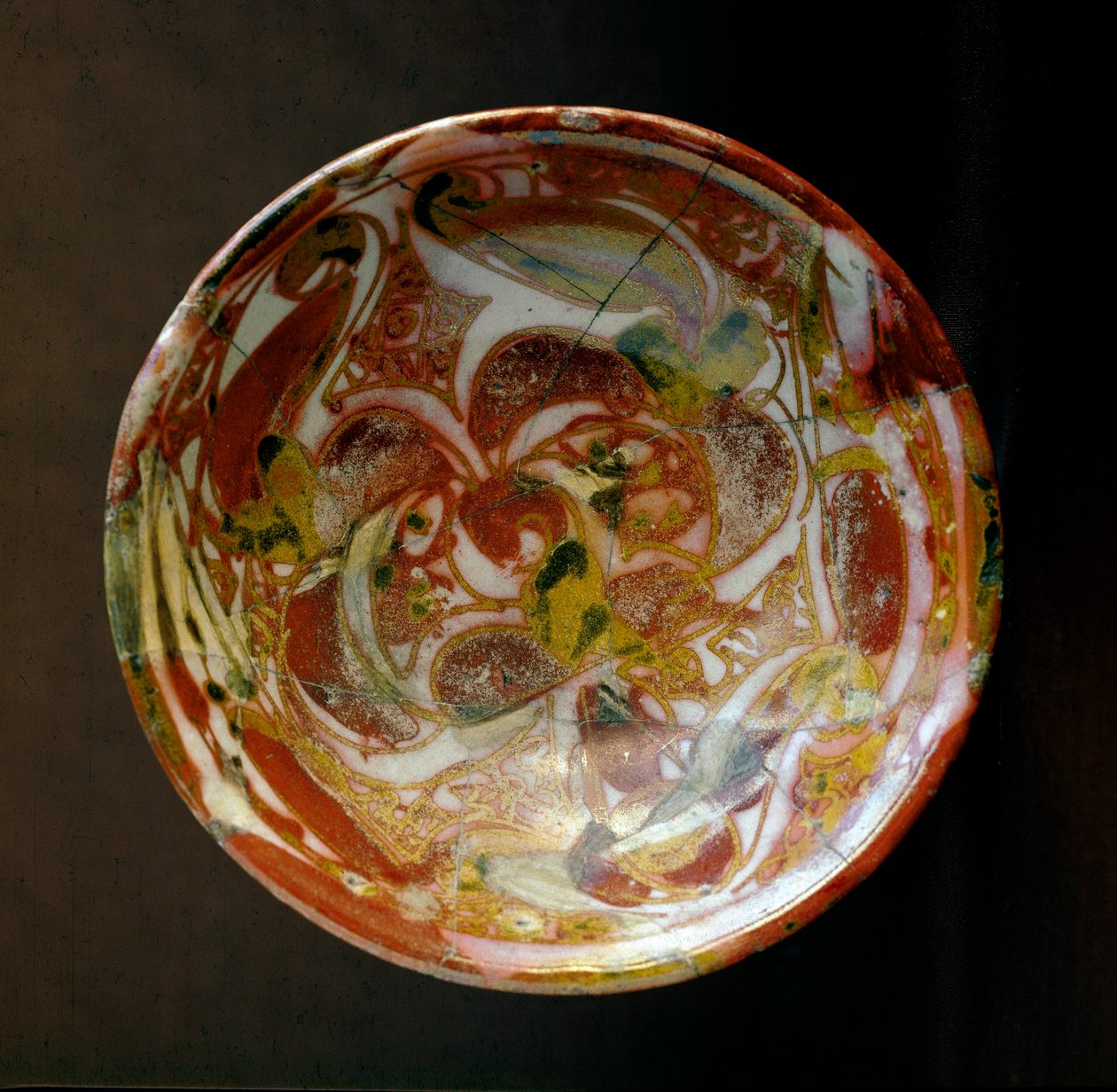 Arte Islâmica: pequena tigela de cerâmica com decorações vegetais. Do Iraque. Século IX AD. Dim. 13,8 cm Paris, Musee du Louvre de Islamic School