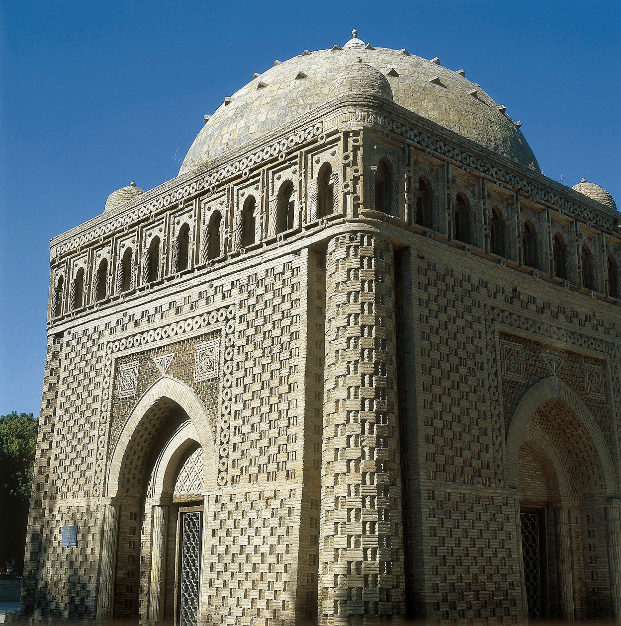 Ismail Samani Mausoleum, Bukhara, Uzbequistão, 914-943 (foto) de Islamic School