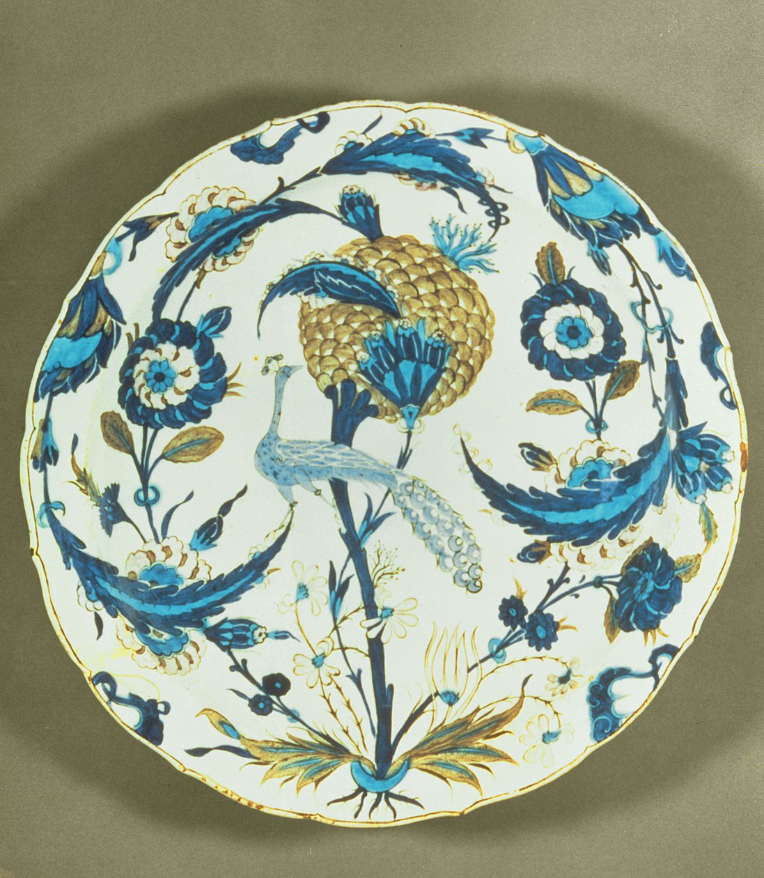 Iznik prato pintado com um pavão empoleirado entre flores, Turquia, c.1550-55 (fritware policromada underlazed) de Islamic School