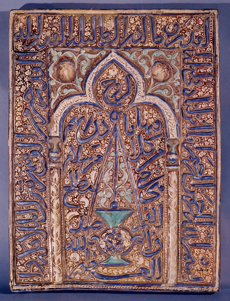 Oriente Médio: placa decorativa da representação de um mihrab, nicho praticado na parede de uma mesquita que indica a direção da oração em direção a Meca. Século XIII ou XIV. Paris, Museu de Artes Decorativas de Islamic School