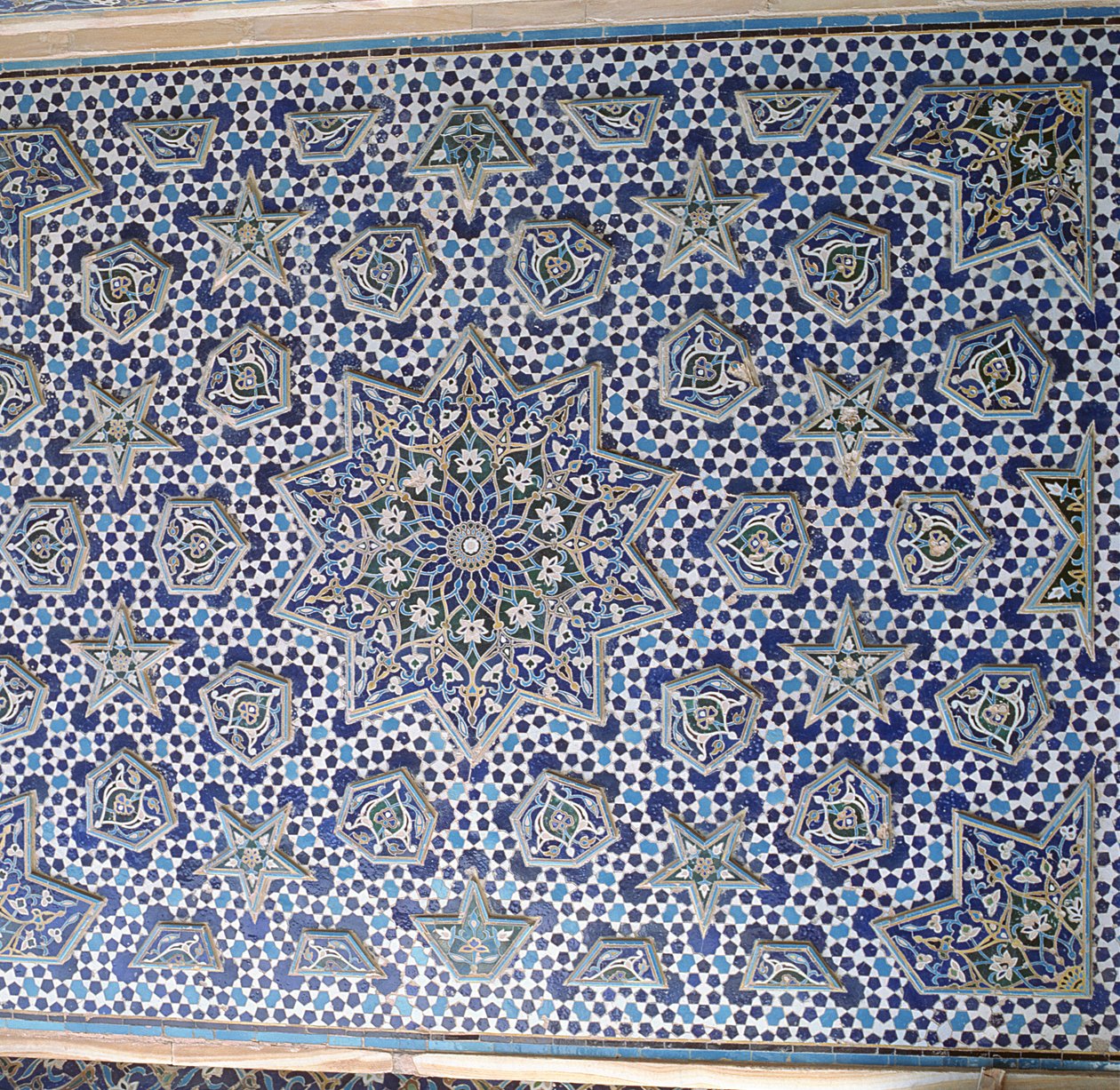 Painel de telha portal norte, um de um par de palmetas salientes e estrelas circundando o medalhão central do sol, concluído em 1453 (mosaico de faiança) de Islamic School