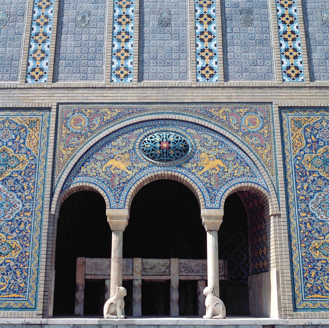 Um dos aivans com revestimento de azulejos, grade e colunas de pedra monolíticas de Islamic School