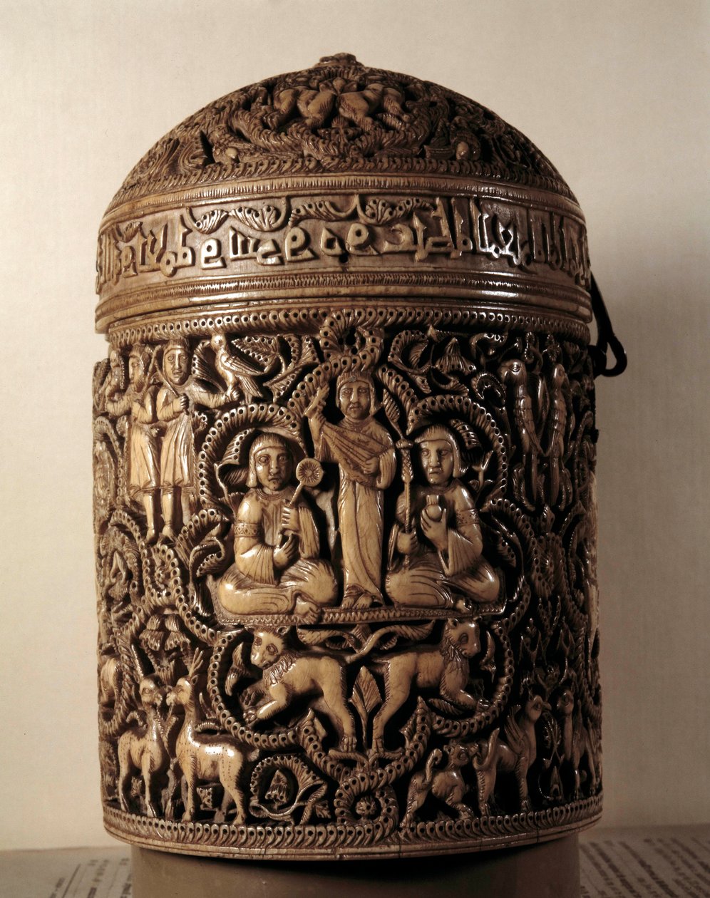 Pyxide (caixa) de Al-Mughira (Al Mughira ou Moughira) em marfim de Córdoba e destinado ao Emir, 968. Paris, Museu do Louvre de Islamic School