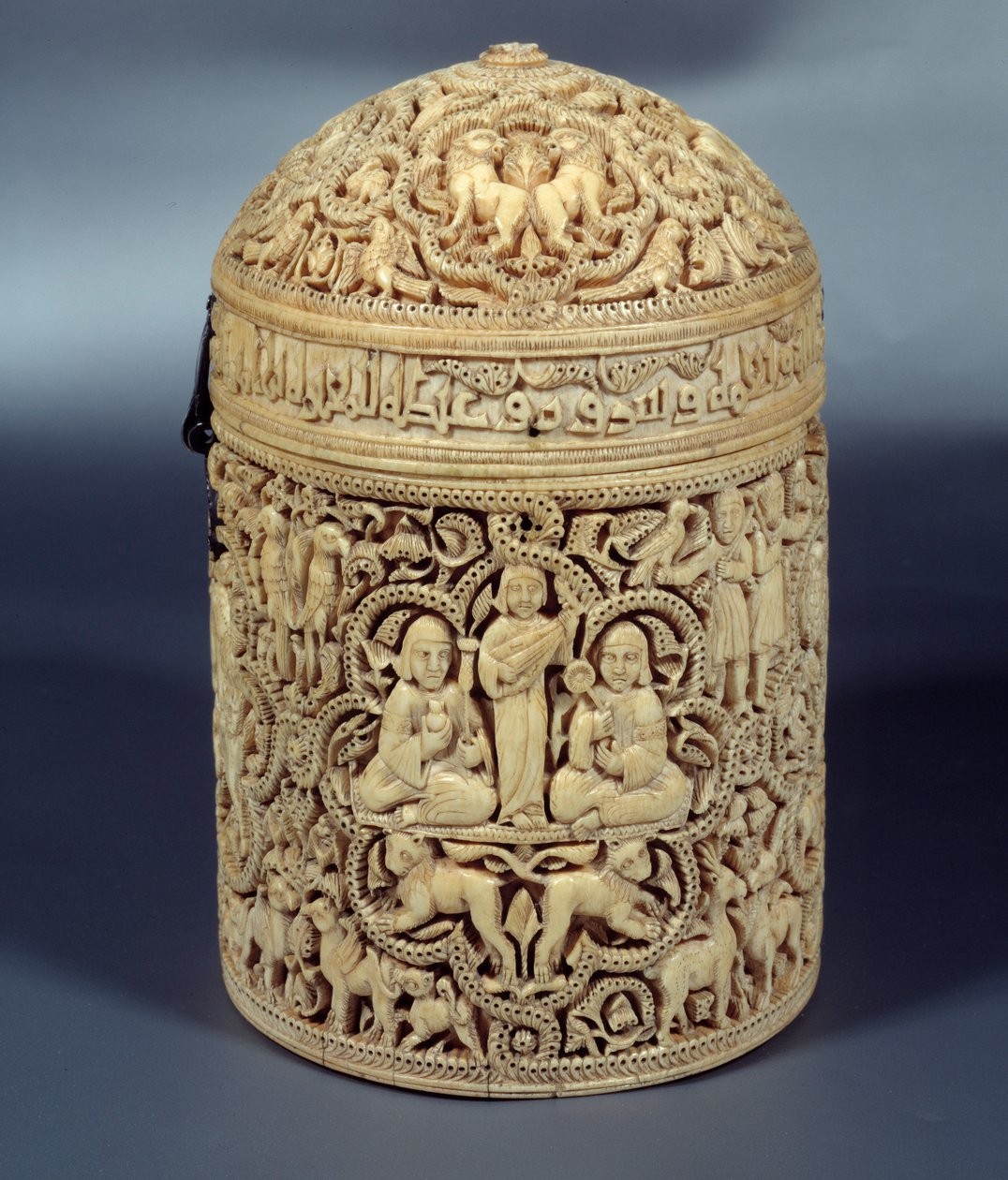 Pyxide (caixa) de Al-Mughira (Al Mughira ou Moughira) em marfim de Córdoba e destinado ao Emir, 968. Paris, Museu do Louvre de Islamic School