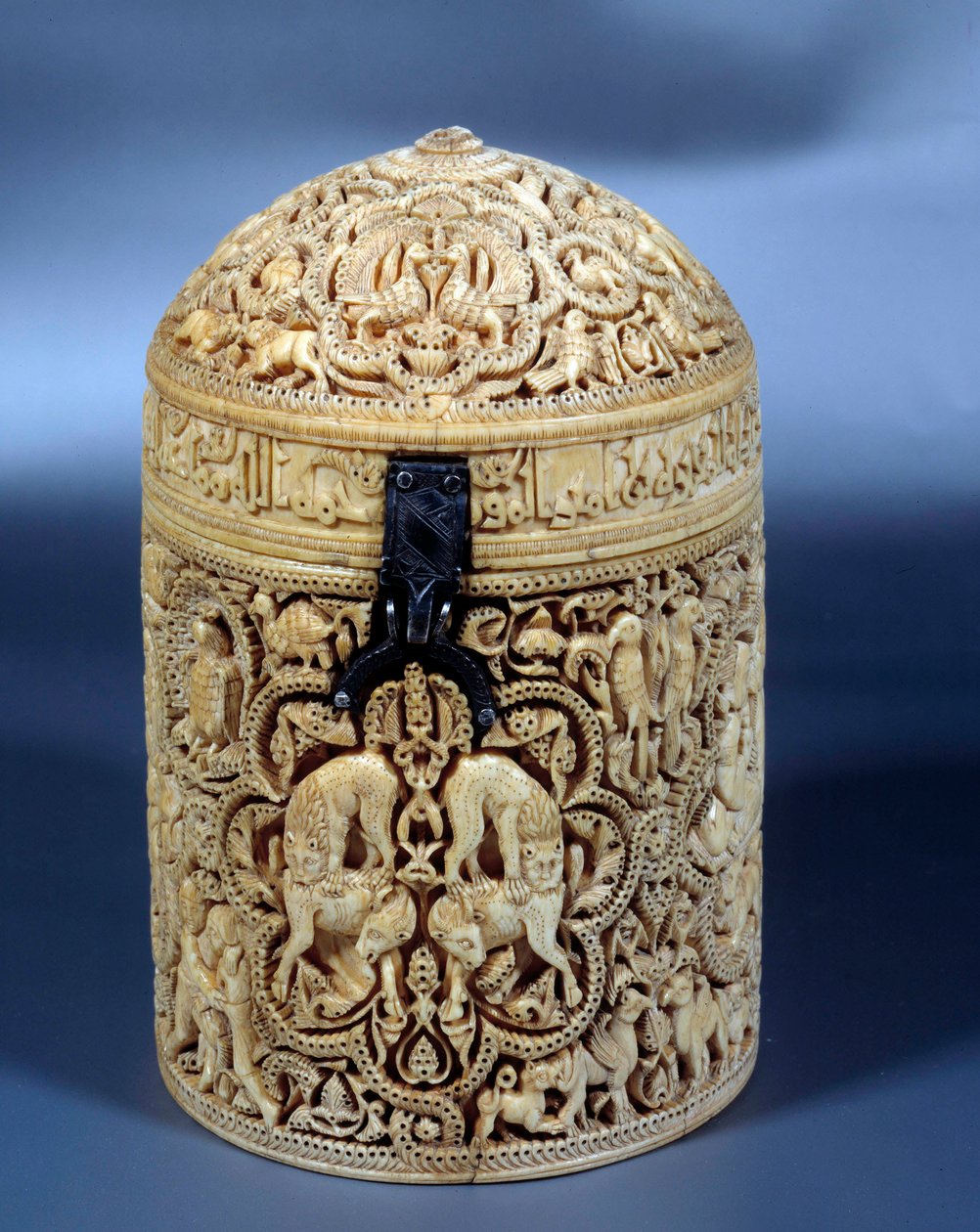 Pyxide (caixa) de Al-Mughira (Al Mughira ou Moughira) em marfim de Córdoba e destinado ao Emir, 968. Paris, Museu do Louvre de Islamic School