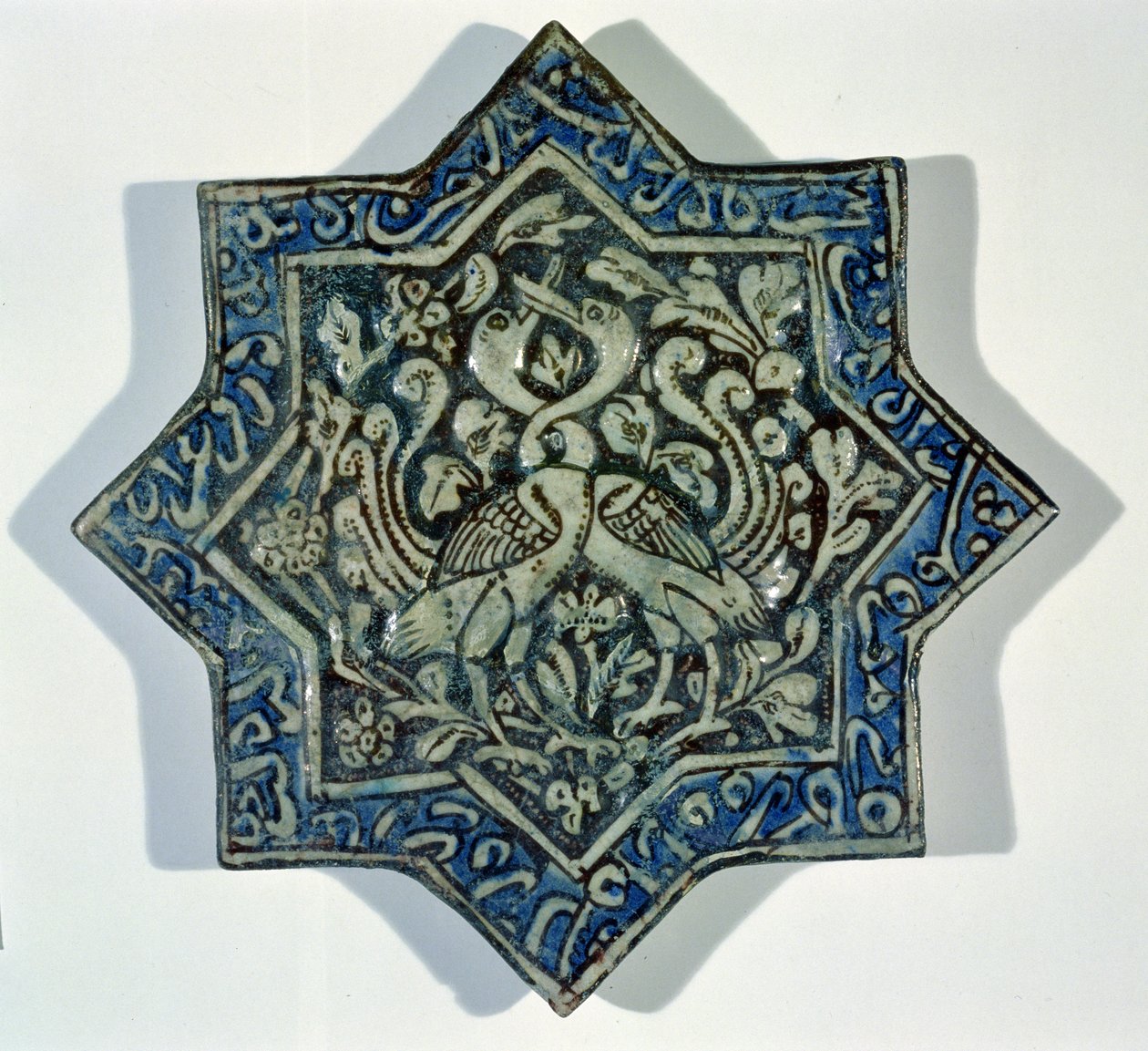 Telha dourada folheada em forma de estrela em forma de estrela no estilo de Takht-e Solaiman, do século XIII a XIV (cerâmica) de Islamic School