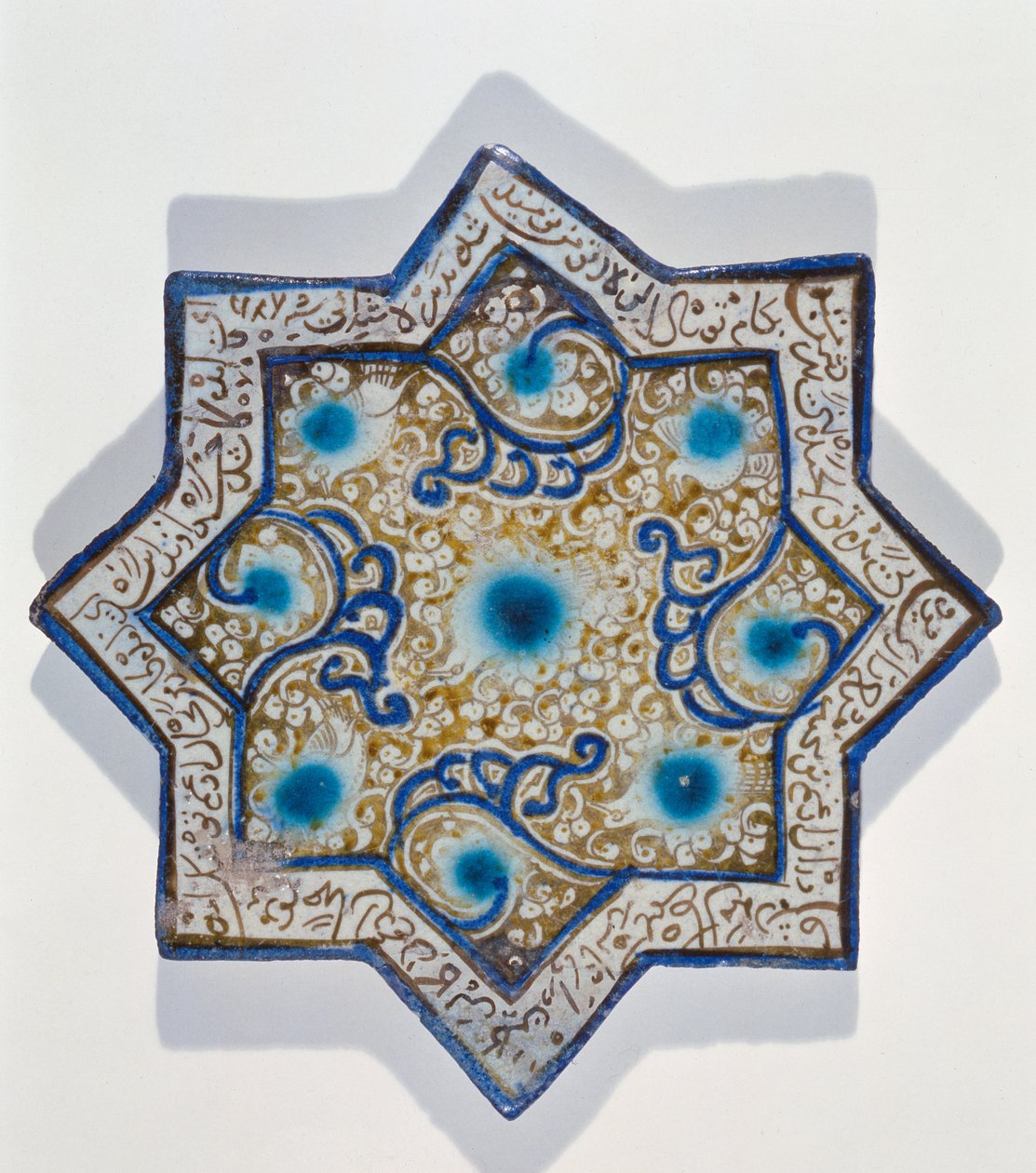 Telha dourada folheada em forma de estrela em forma de estrela no estilo de Takht-e Solaiman, do século XIII a XIV (cerâmica) de Islamic School