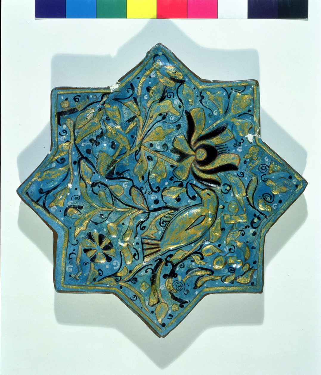 Telha dourada folheada em forma de estrela em forma de estrela no estilo de Takht-e Solaiman, do século XIII a XIV (cerâmica) de Islamic School