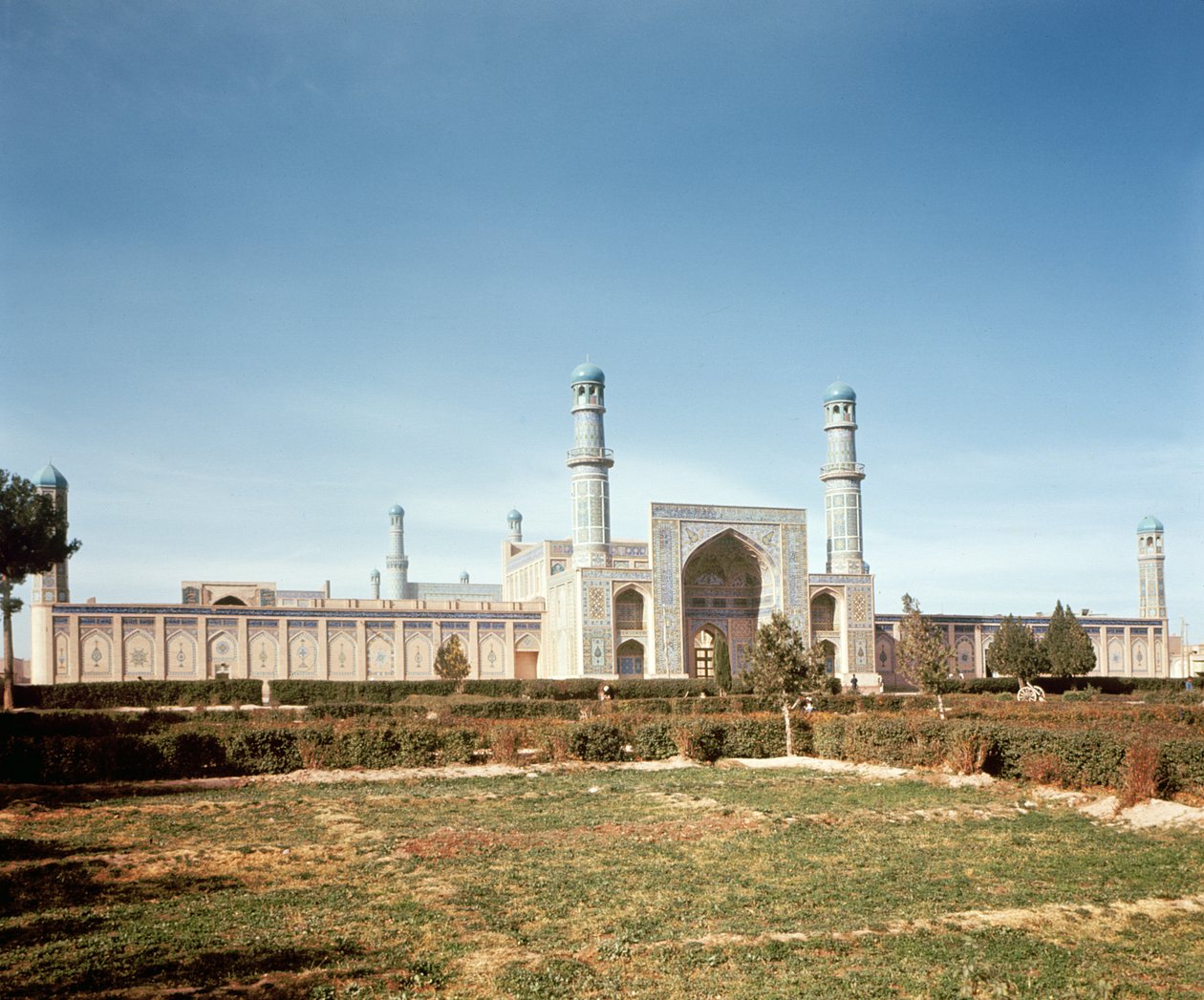 O Masjid-i Jami ou Mesquita de sexta-feira, fundada em 1200, reconstruída em 1498 de Islamic School