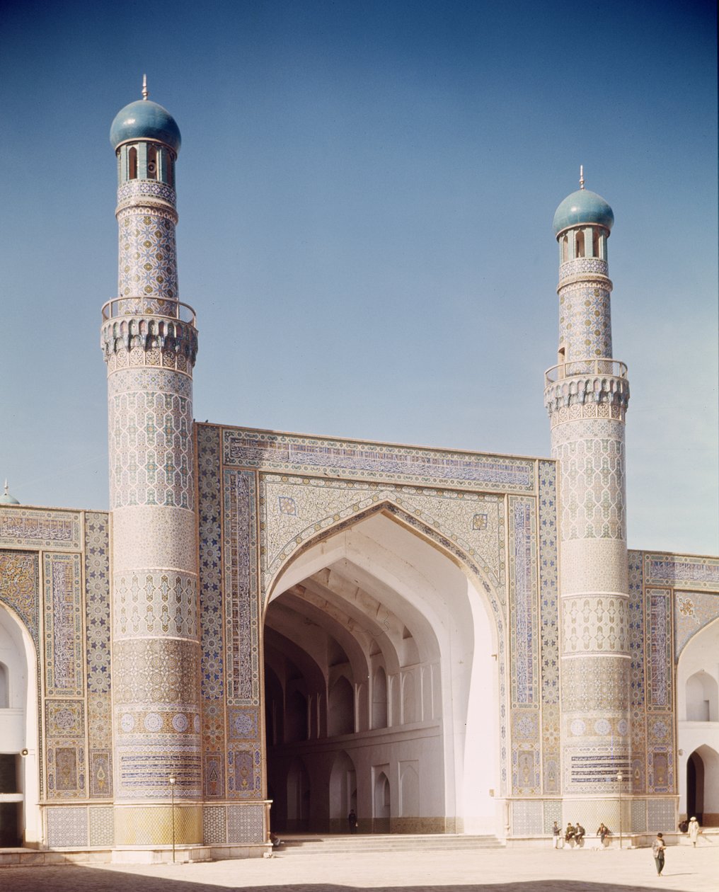 O Masjid-i Jami ou Mesquita de sexta-feira, fundada em 1200, reconstruída em 1498 de Islamic School