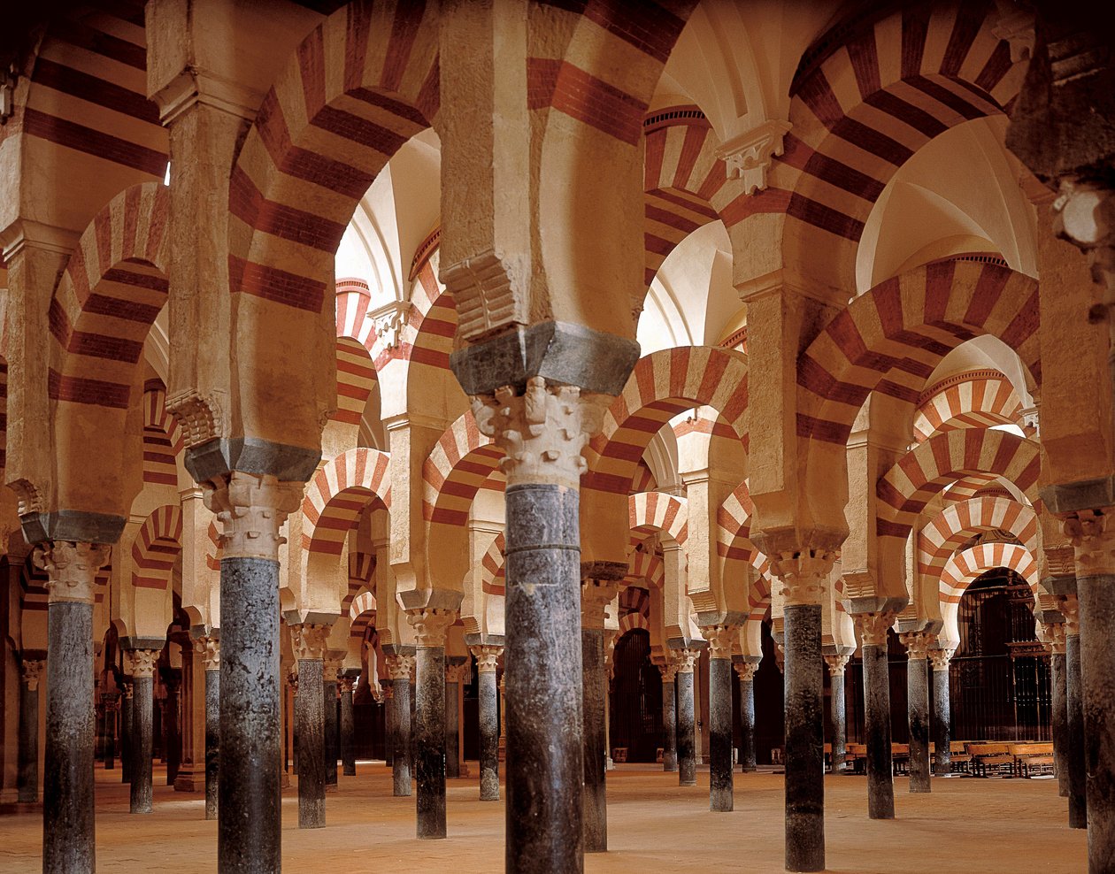 Os arcos e pórticos da Mosque-Catedral de Córdoba, 784-786 (foto) de Islamic School