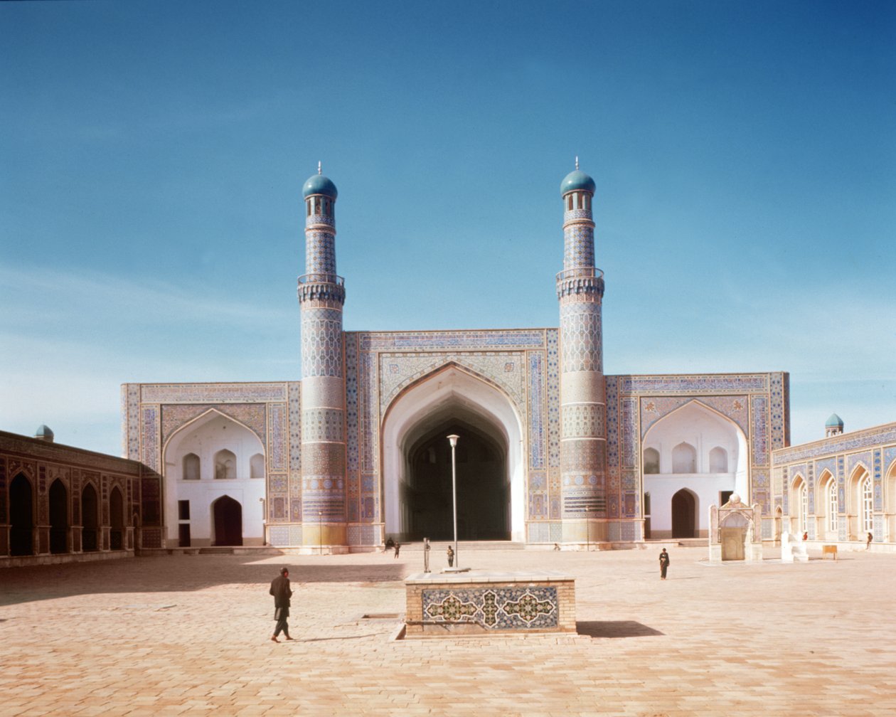 O pátio do Masjid-i Jami ou Mesquita de sexta-feira, fundada em 1200, reconstruída em 1498 de Islamic School