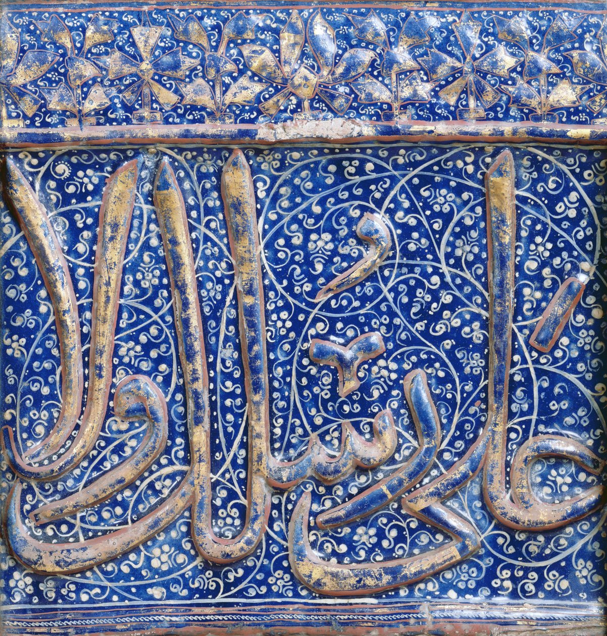 Azulejo decorado em dourado, vermelho e branco sobre azul escuro, final do século XIII ou início do século XIV (cerâmica) de Islamic School