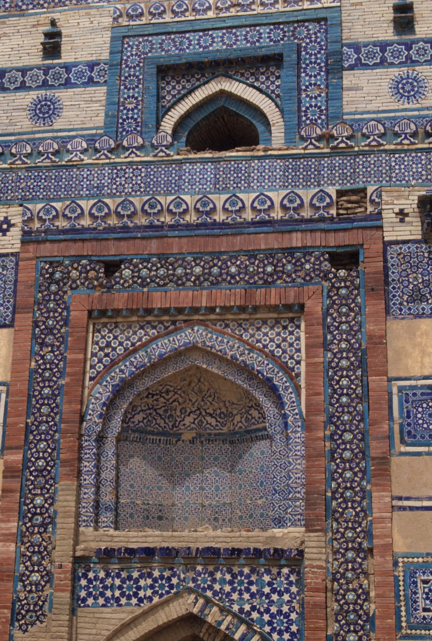 Telhas no portão de entrada para o mausoléu de Bibi Jawindi (d.1403) erguido em 1494 de Islamic School