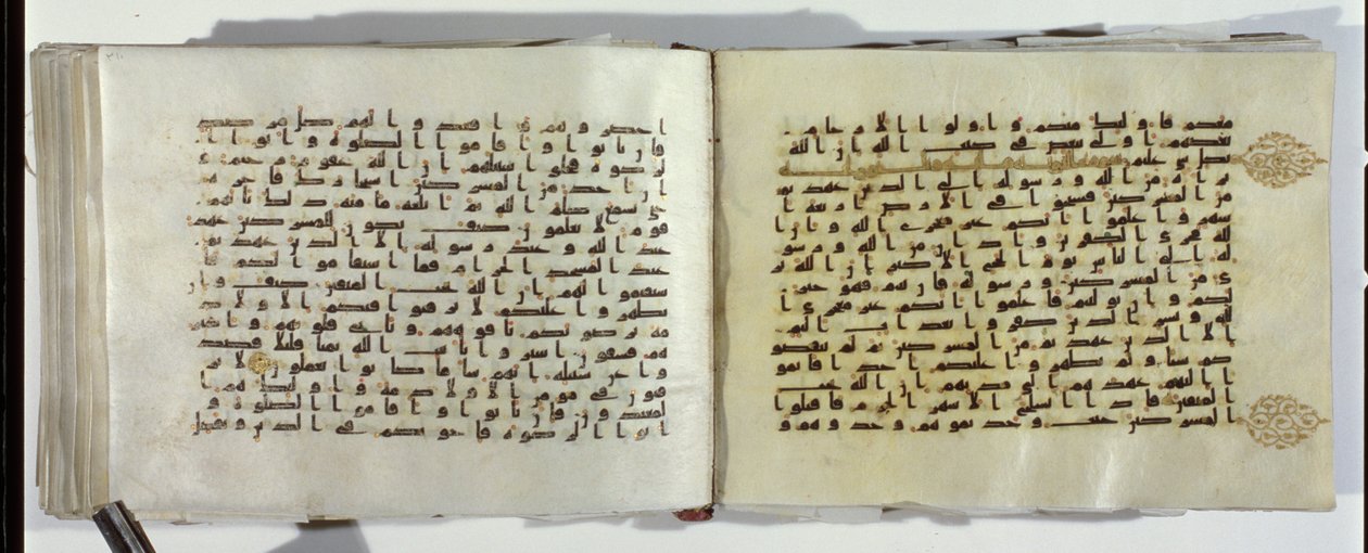 Duas páginas de um manuscrito do Alcorão escrito em roteiro Kufic Oriental de Islamic School