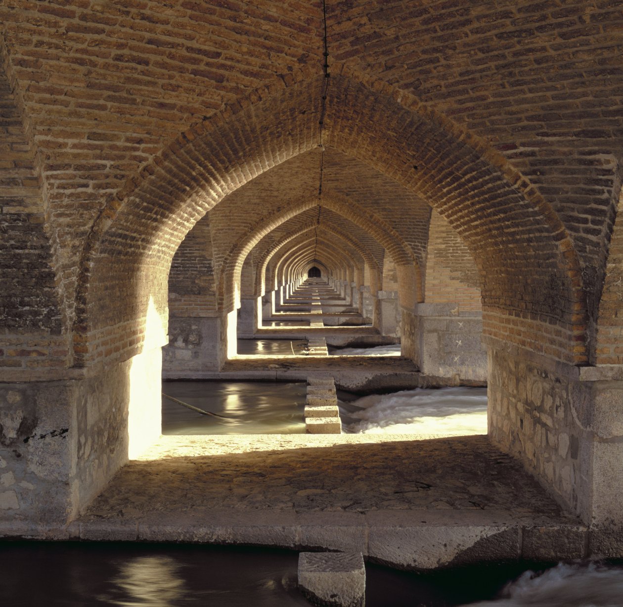 Vista ao longo do interior da represa da Ponte de Khaju, Período Safávida (tijolo e pedra) de Islamic School