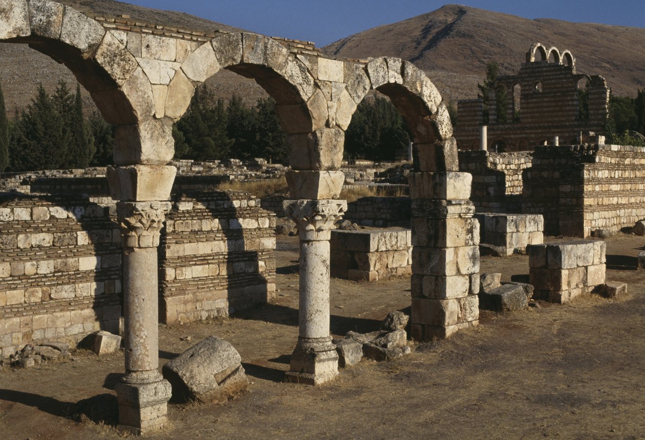 Vista de uma colunata, período omíada (661-750) de Islamic School