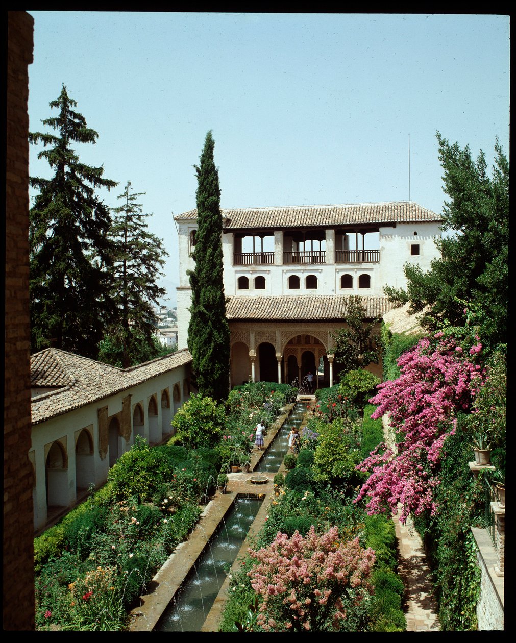 Vista do Palácio de Generalife e jardins de verão de Islamic School