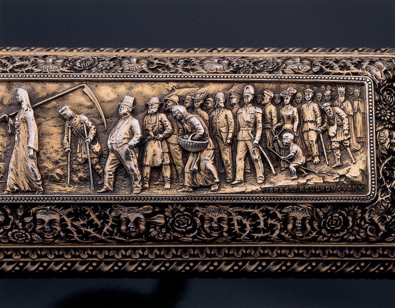 Detalhe de um esqueleto humano em miniatura e sarcófago de Israel Rouchomovsky
