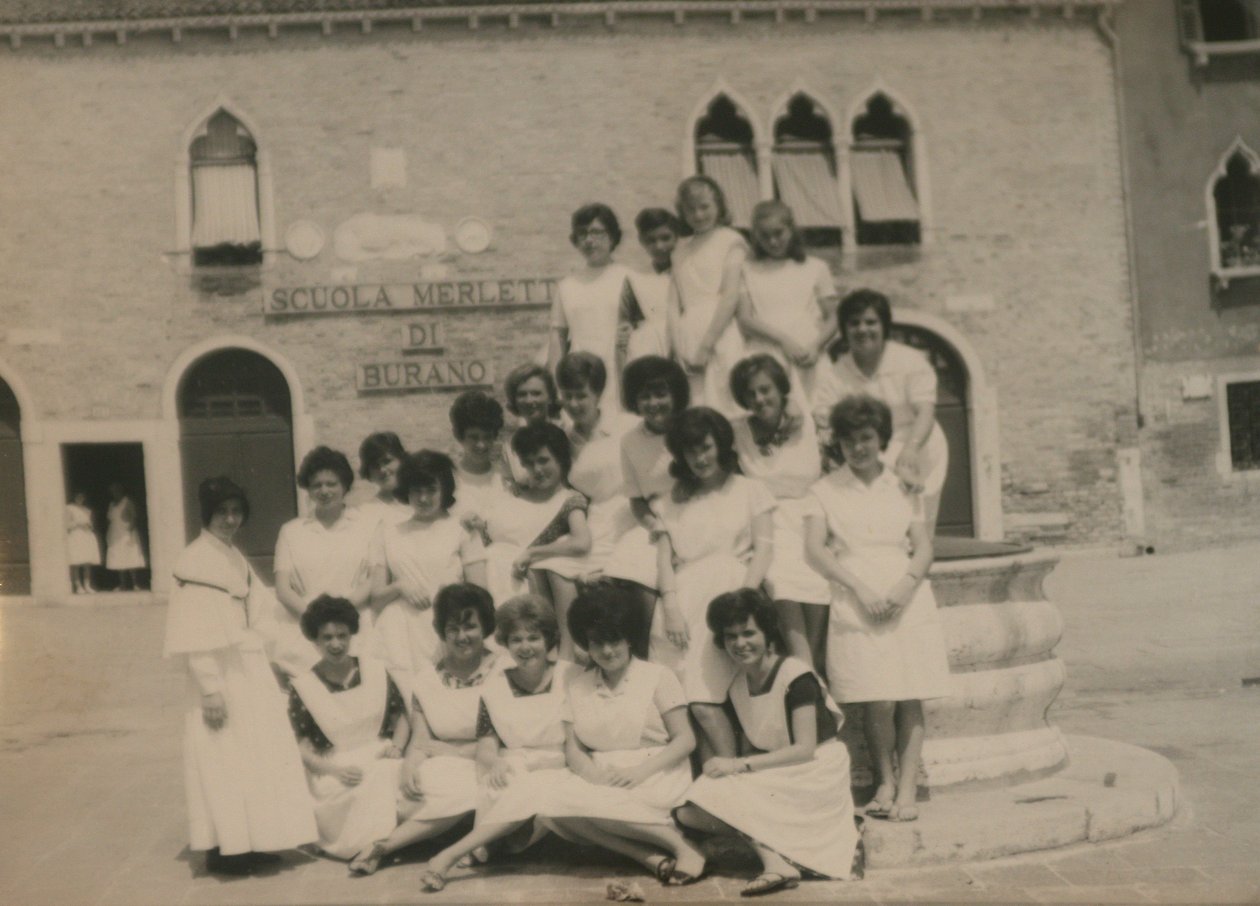 Lacemakers fora da escola (foto sépia) de Italian Photographer