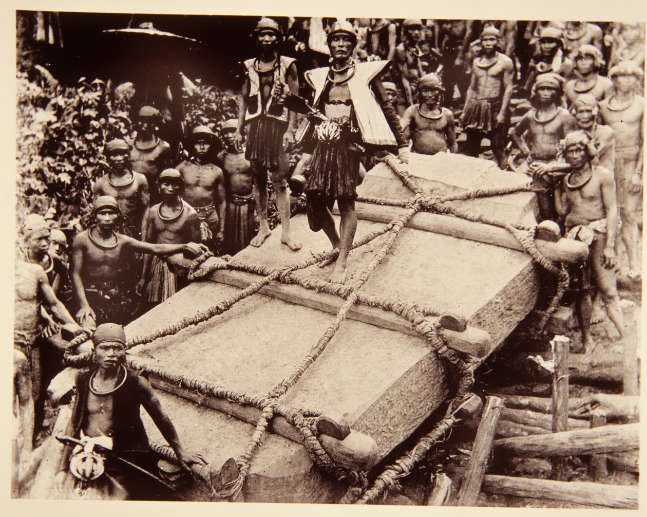 Nias pessoas transportando um megalito, c.1920 de Italian Photographer