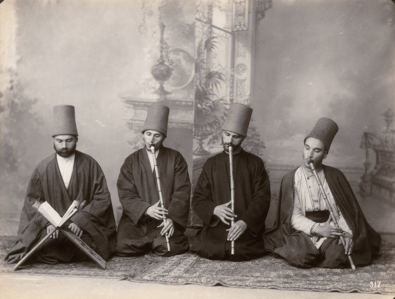 Três músicos de Dervish e um cantor, Turquia, c.1890 de Italian Photographer