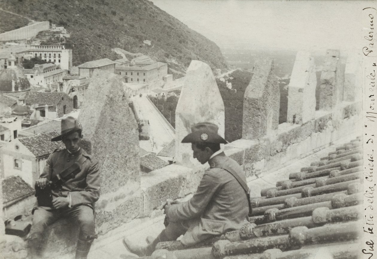 Dois soldados fotografados no telhado da igreja de Monreale, 1910 de Italian Photographer