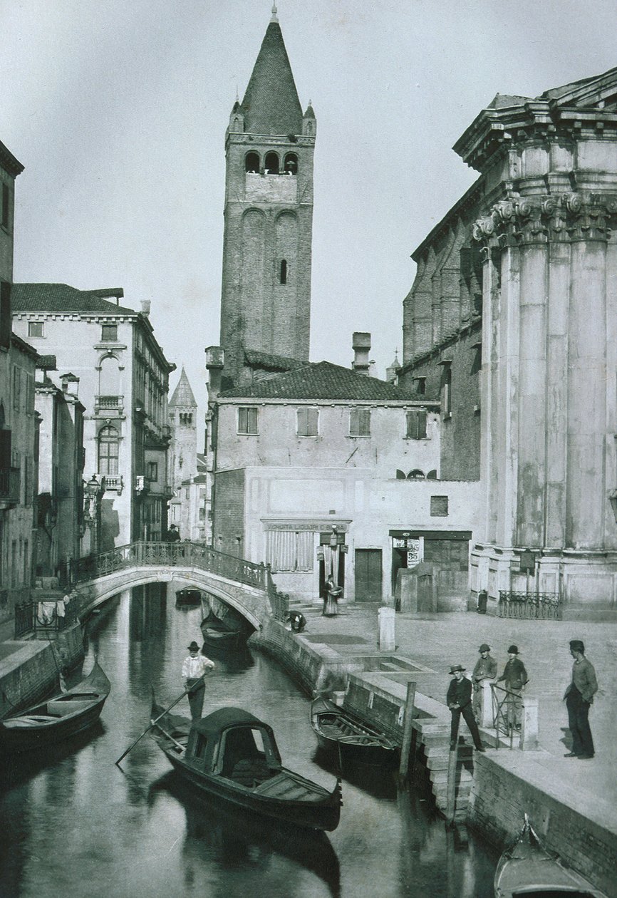 Vista do Canale San Barnaba com o campanário da Igreja de San Barnaba de Italian Photographer