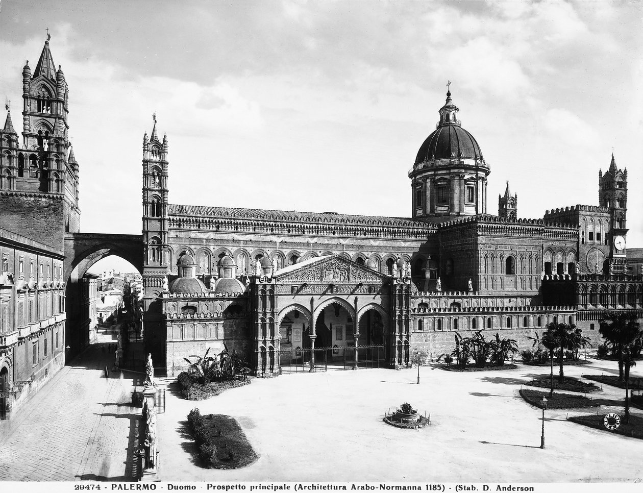 Vista do lado direito da Catedral de Palermo, Sicília, c.1929 de Italian Photographer