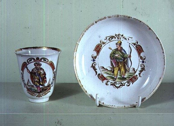 Xícara e pires, fábrica de Vezzi, Veneza, c.1725 (porcelana) de Italian School