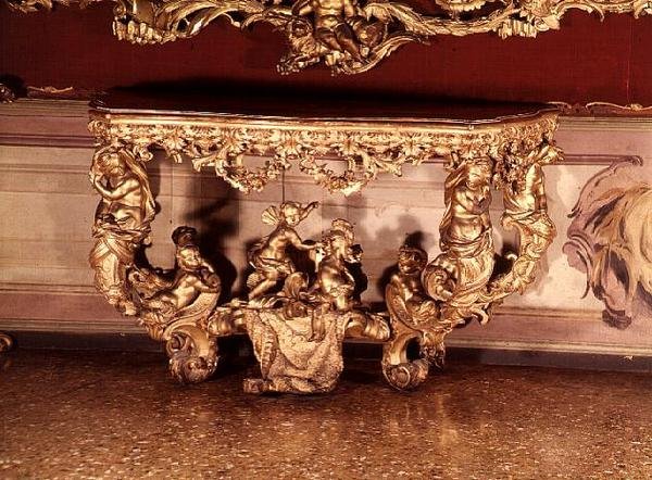 Mesa com querubins esculpidos, estilo rococó, c.1730 (dourado) de Italian School