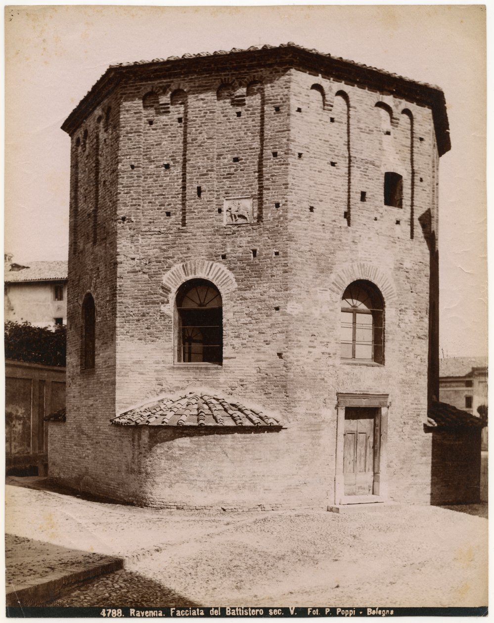 Baptistério de Neon ou Baptistério Ortodoxo, Ravenna, Emilia-Romagna, Itália, fotografia de Pietro Poppi, Bolonha, ca 1900 de Italian Photographer