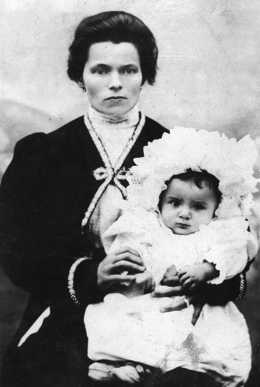 Benito Mussolini quando criança com sua mãe Rosa Maltoni - 1884 - Benito MUSSOLINI (1883-1945) nos braços de sua mãe Rosa Maltoni. de Italian Photographer
