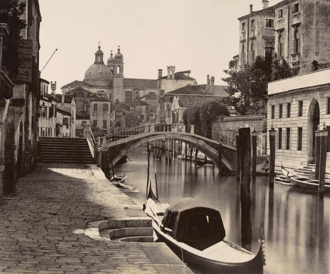 Ponte sobre o Rio Ognissanti em Veneza, c.1875 de Italian Photographer