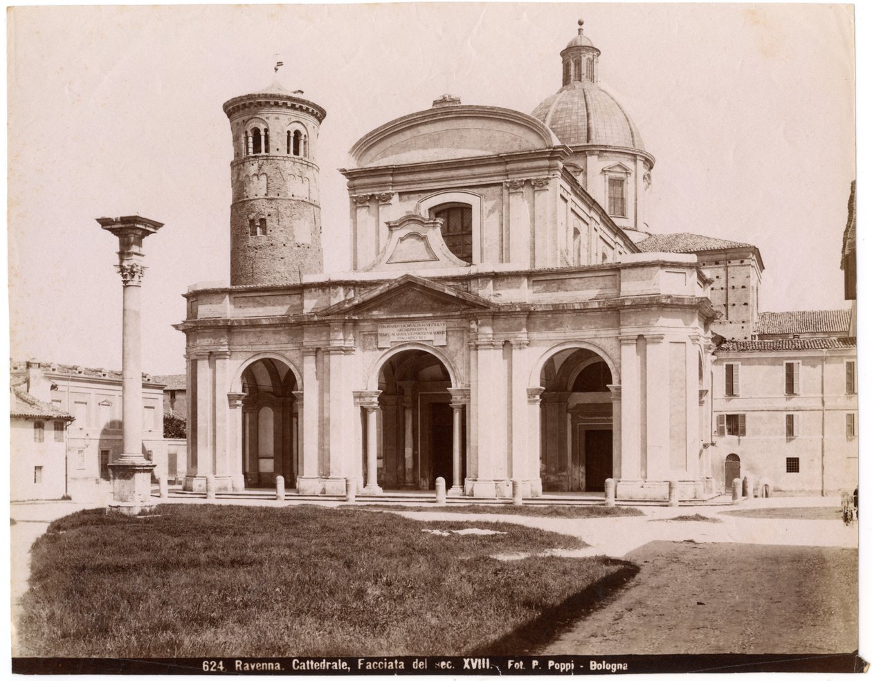 Catedral da Ressurreição de Nosso Senhor Jesus Cristo, Ravenna, Emilia-Romagna, Itália, fotografia de Pietro Poppi, Bolonha, ca 1900 de Italian Photographer