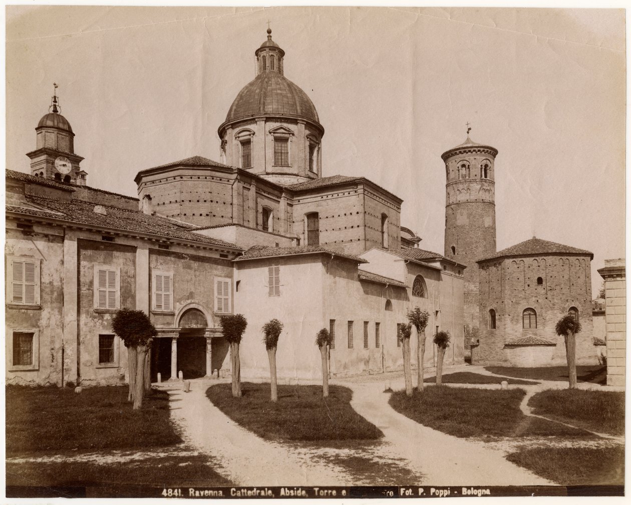 Catedral da Ressurreição de Nosso Senhor Jesus Cristo, com batistério à direita, Ravenna, Emilia-Romagna, Itália, fotografia de Pietro Poppi, Bolonha, ca 1900 de Italian Photographer